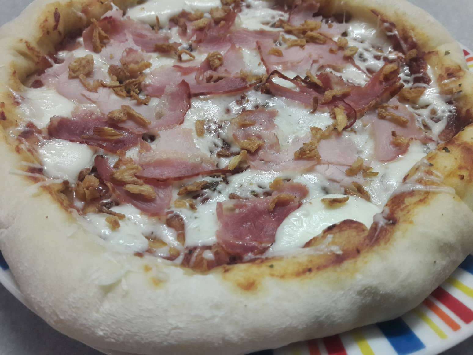 tarjás pizza sajttal töltött széllel