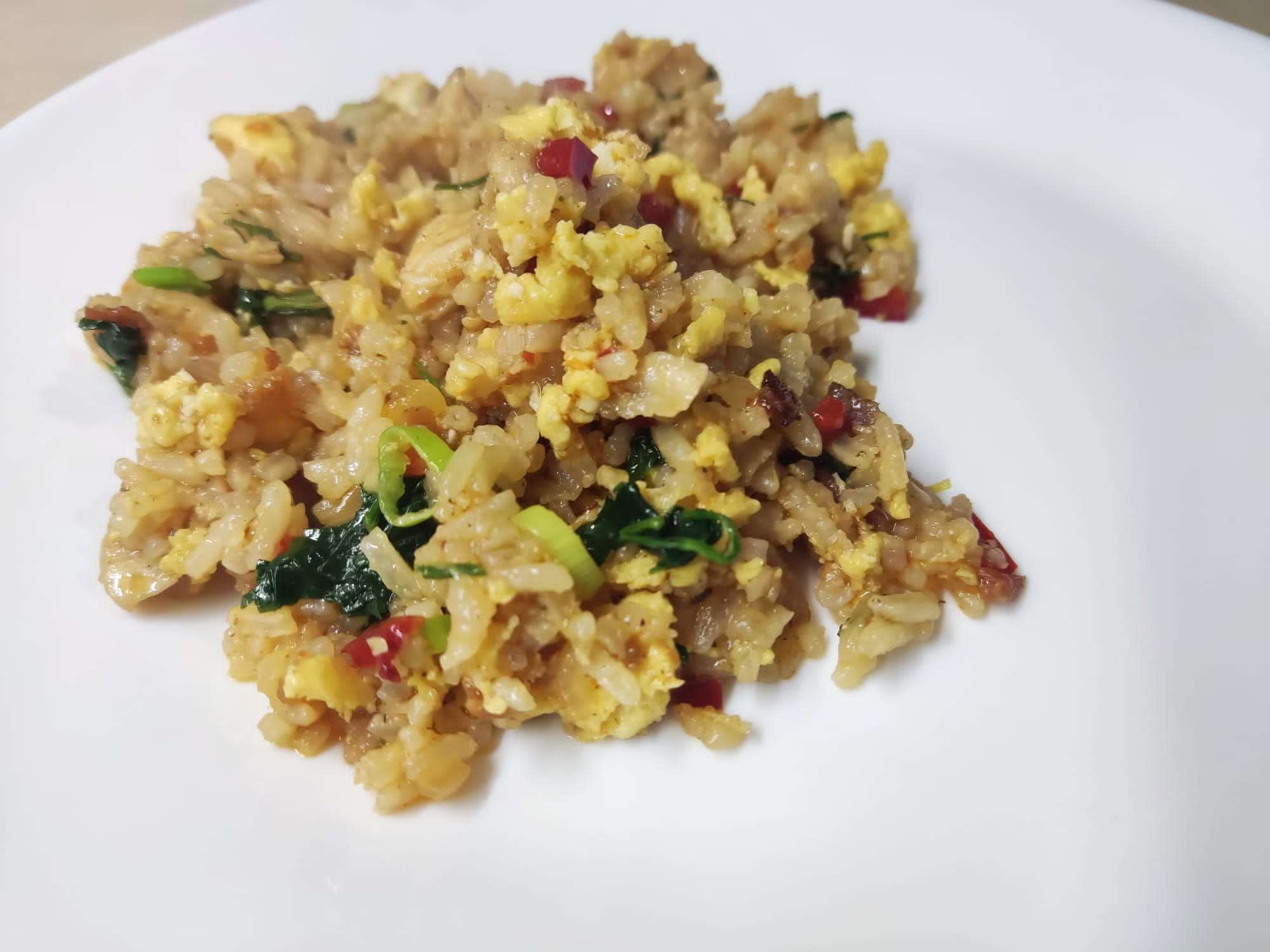Ne dobd ki a maradék rizst! Készíts belőle finom piritott rizst csirkemellel. Gyors, egyszerű, finom recept az egész családnak.